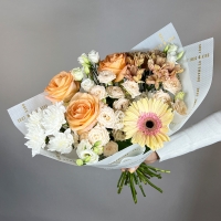Букет из эустомы, хризантемы и розы