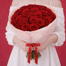 Букет из 25 красных роз сортовых в оформлении