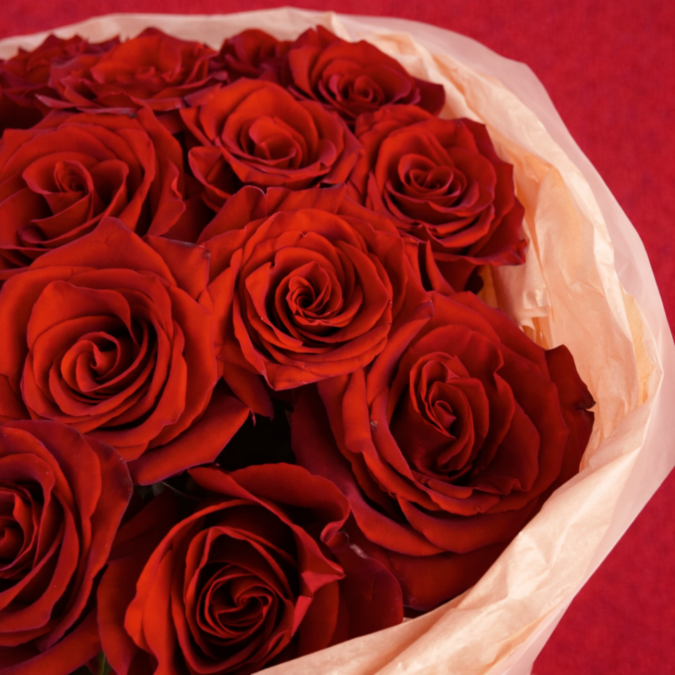 Букет из 25 красных роз сортовых в оформлении