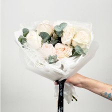 Букет из роз и эвкалипта