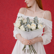 Букет из 11 белых роз 50см с эвкалиптом в оформлении