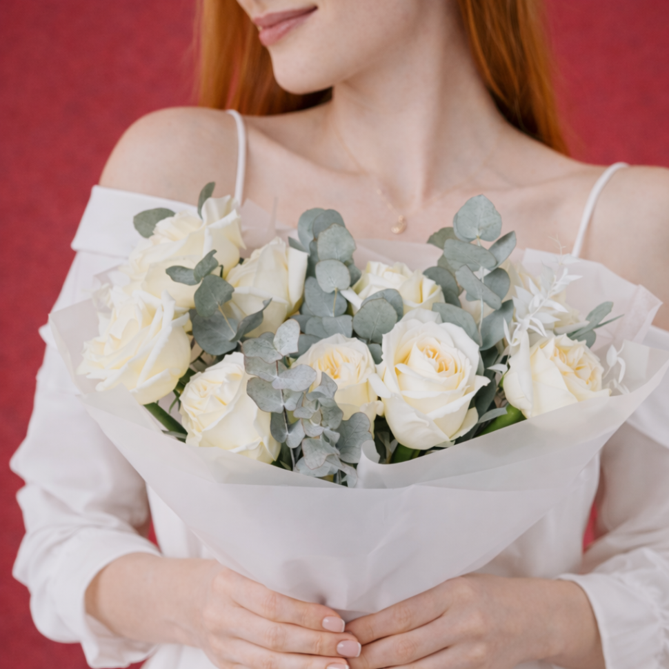 Букет из 11 белых роз 50см с эвкалиптом в оформлении