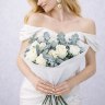 Букет из 11 белых роз 50см с эвкалиптом в оформлении