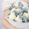 Букет из 11 белых роз 50см с эвкалиптом в оформлении