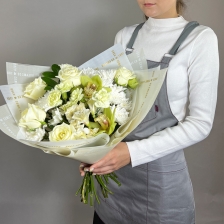 Букет с розами, альстромериями и орхидеями