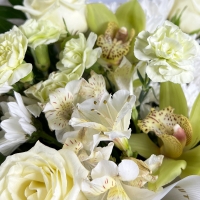 Букет с розами, альстромериями и орхидеями