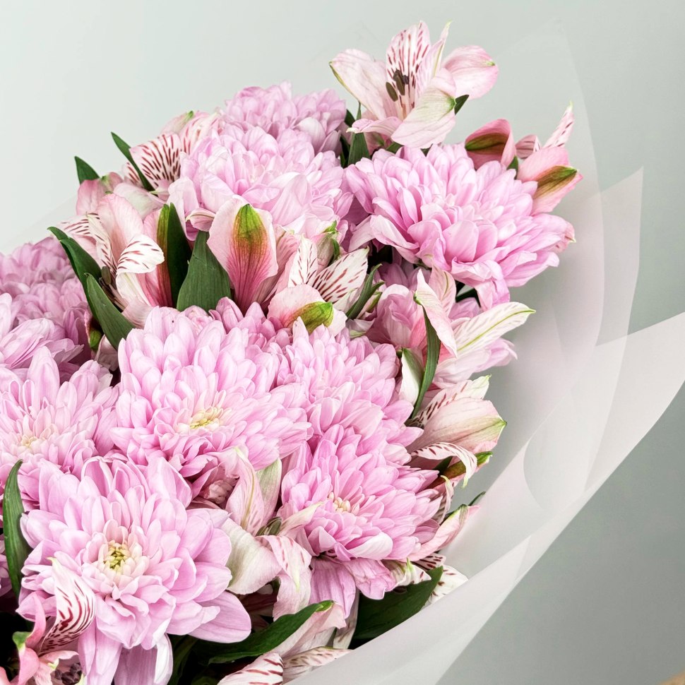 Букет из хризантем и альстромерий