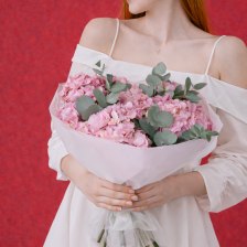 Букет из 7 гортензий с эвкалиптом в оформлении