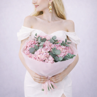 Букет из 7 гортензий с эвкалиптом в оформлении