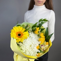 Букет с орхидеей и хризантемами