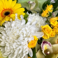 Букет с орхидеей и хризантемами