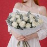 Букет из 17 белых роз 50см с эвкалиптом в оформлении