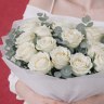 Букет из 17 белых роз 50см с эвкалиптом в оформлении
