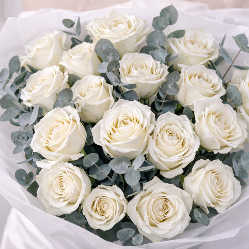 Букет из 17 белых роз 60см с эвкалиптом в оформлении