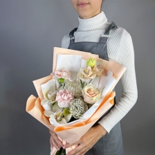 Букет с орхидеей и гвоздикой