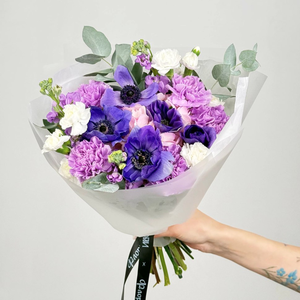 Букет из анемонов, гортензий, гвоздик, маттиол