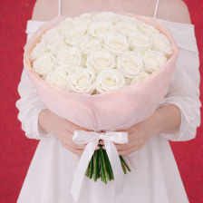 Букет из 25 белых сортовых роз в оформлении