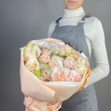 Букет с гвоздикой, гортензией и розой