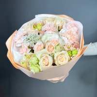 Букет с гвоздикой, гортензией и розой