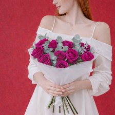 Букет из 11 роз и эвкалипта