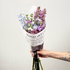 Букет из сирени, маттиолы, дельфиниума