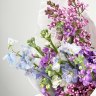 Букет из сирени, маттиолы, дельфиниума