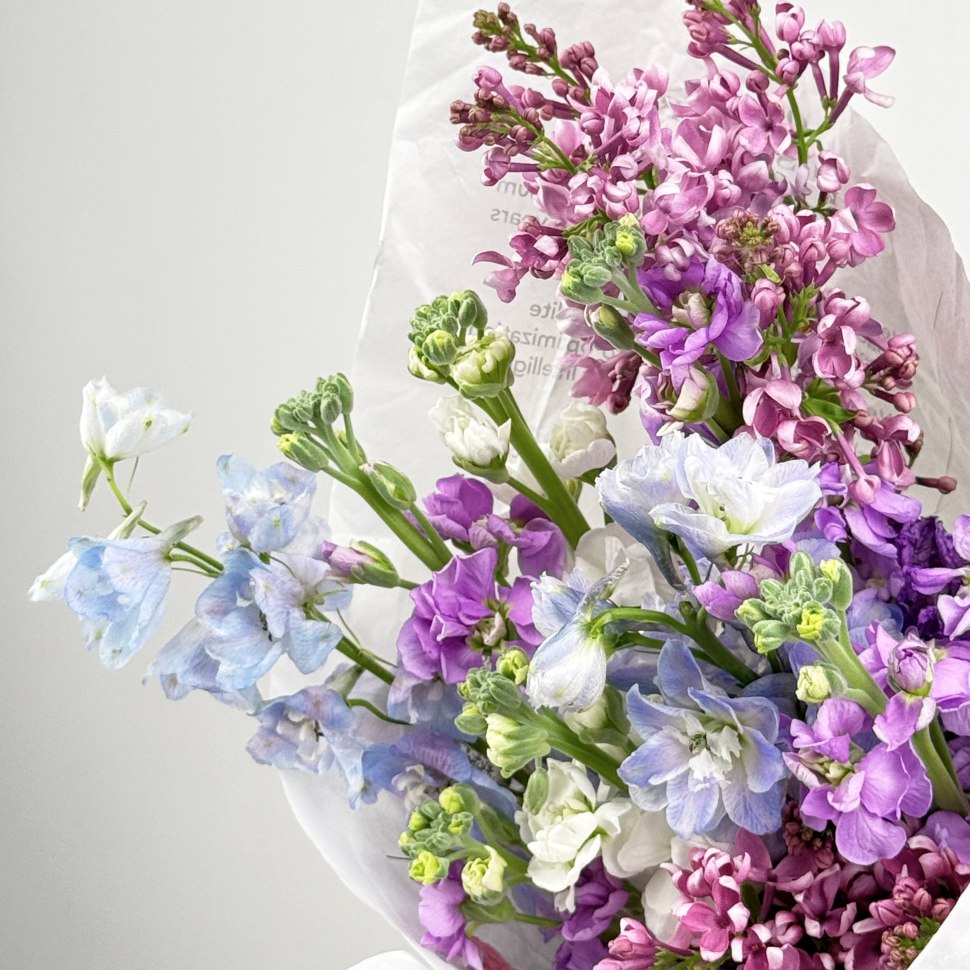 Букет из сирени, маттиолы, дельфиниума