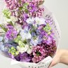 Букет из сирени, маттиолы, дельфиниума