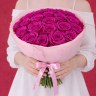 Букет из 25 ярко-розовых сортовых роз с оформлением