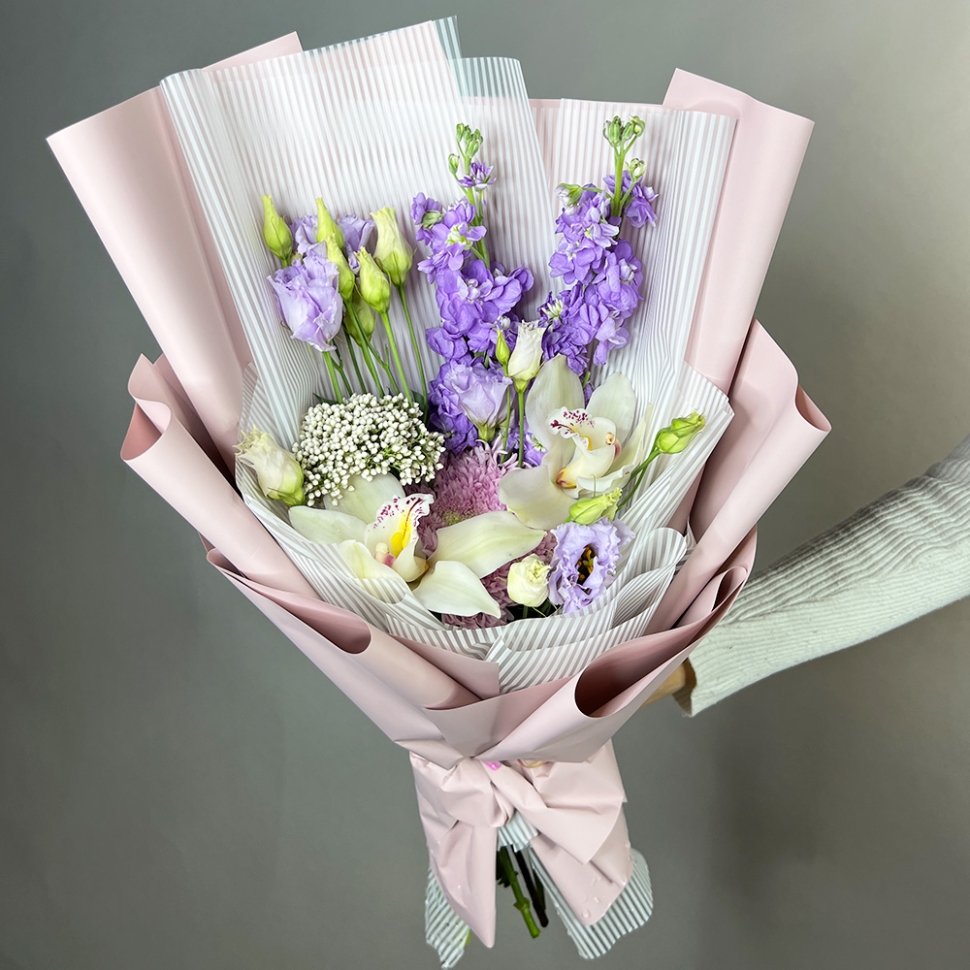 Букет с орхидеей, хризантемой и эустомой