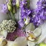 Букет с орхидеей, хризантемой и эустомой