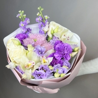 Букет с эустомой, гвоздикой и розой