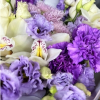 Букет с эустомой, гвоздикой и розой