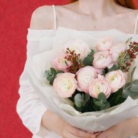 Букет из 9 ранункулюсов и хамелациума в оформлении