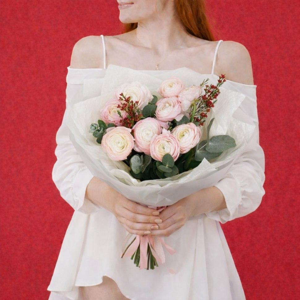 Букет из 9 ранункулюсов и хамелациума в оформлении