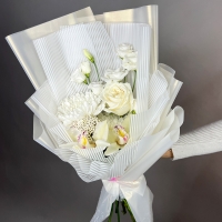 Букет с хризантемой, эустомой и орхидеей