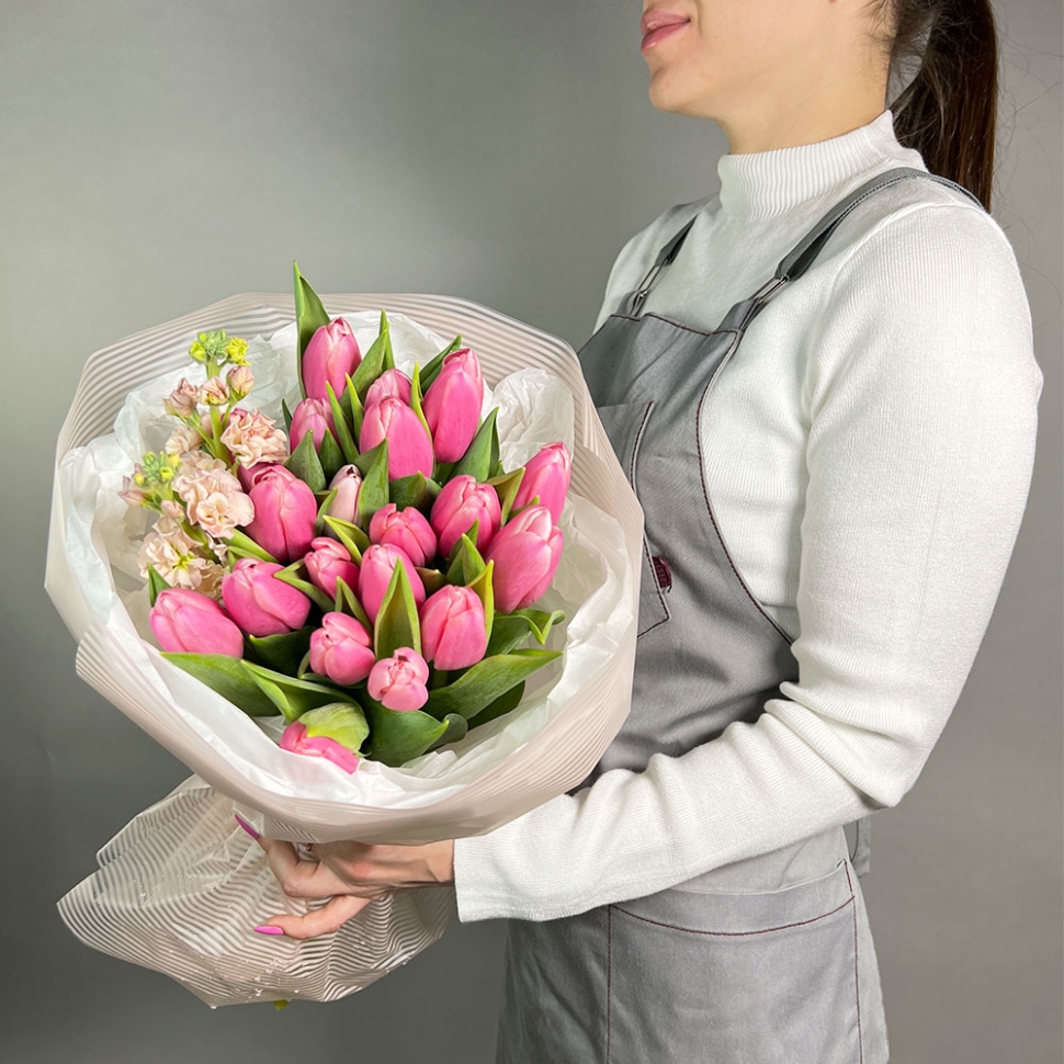 Букет с тюльпанами (не розовый) и маттиолой