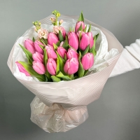 Букет с тюльпанами (не розовый) и маттиолой