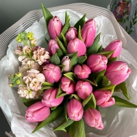 Букет с тюльпанами (не розовый) и маттиолой