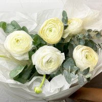 Букет из ранункулюсов и эвкалипта