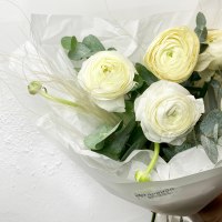 Букет из ранункулюсов и эвкалипта