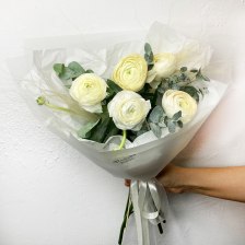 Букет из ранункулюсов и эвкалипта