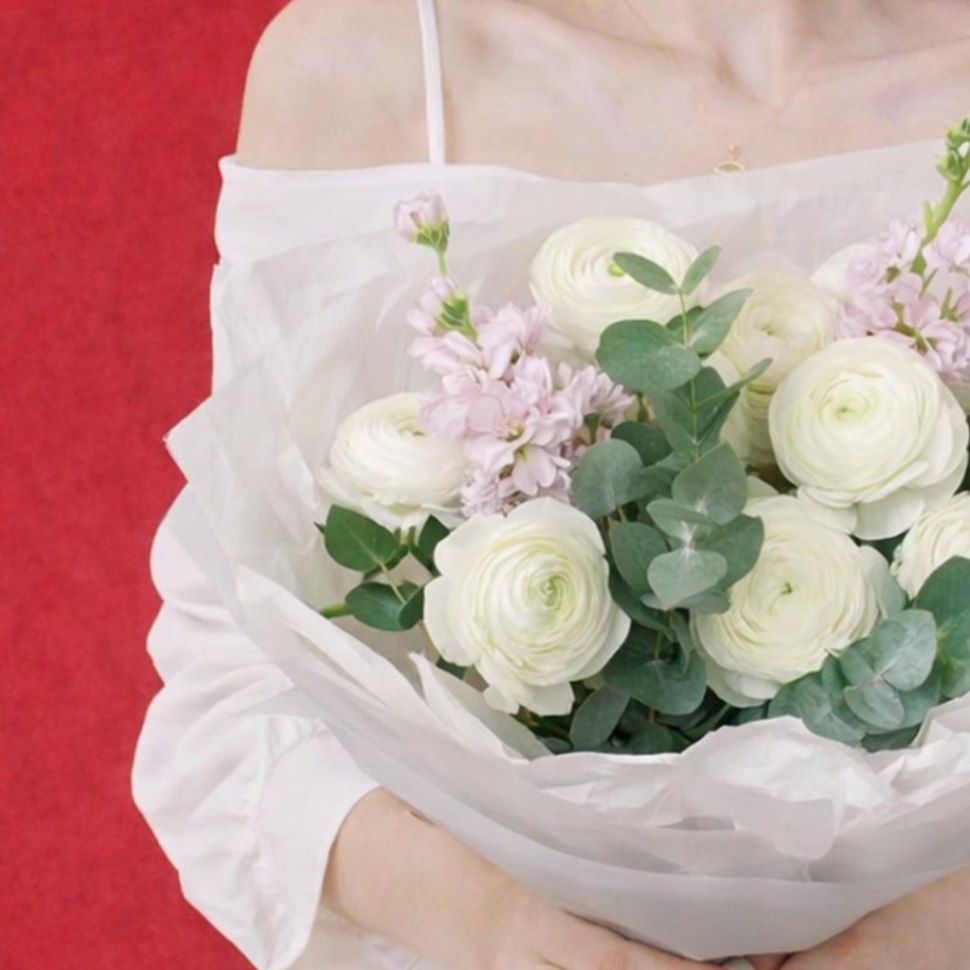 Букет из 7 ранункулюсов и маттиол в оформлении