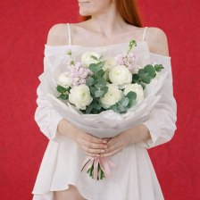 Букет из 7 ранункулюсов и маттиол в оформлении