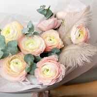 Букет из ранункулюсов и эвкалипта