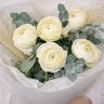 Букет из 5 ранункулюсов и эвкалипта в оформлении
