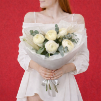 Букет из 5 ранункулюсов и эвкалипта в оформлении