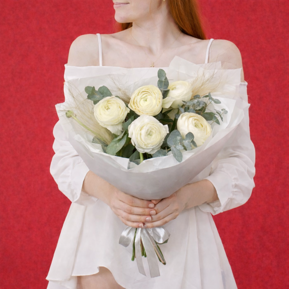 Букет из 5 ранункулюсов и эвкалипта в оформлении