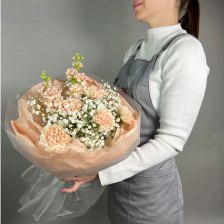 Букет с гипсофилой и гвоздикой