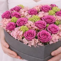 Композиция сердце розой кустовой, гвоздики кустовой